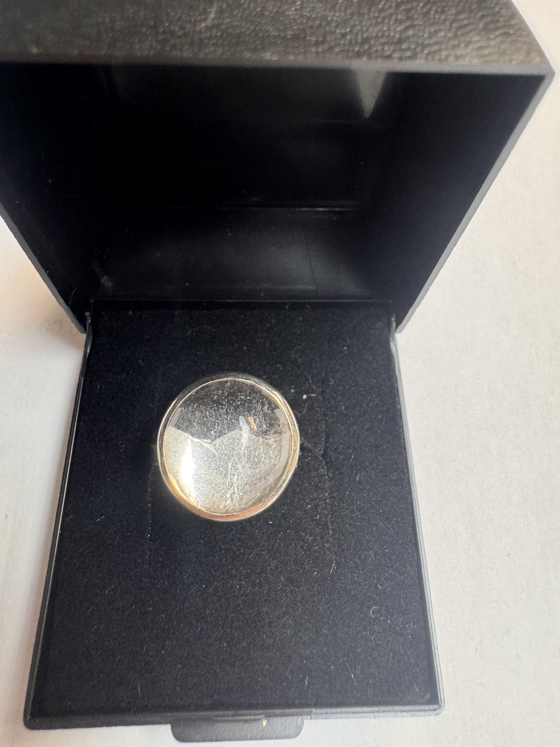 Kuormakka ring med bergskristall